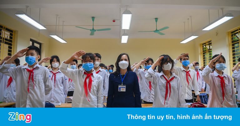 Học sinh ngoại thành Hà Nội đến trường sau 6 tháng nghỉ học