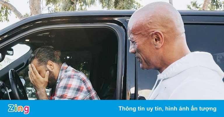 Người hâm mộ khóc khi được The Rock tặng xe Người hâm mộ khóc khi được The Rock tặng xe