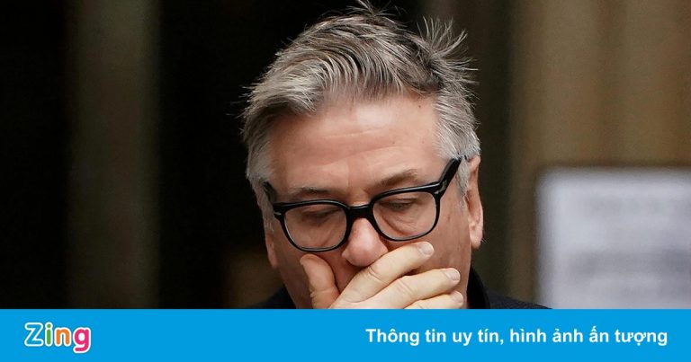 Alec Baldwin bị kiện sau sự cố bắn chết người