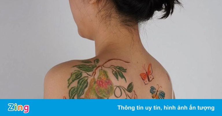 Nữ thợ xăm thích vẽ hoa lên cơ thể người