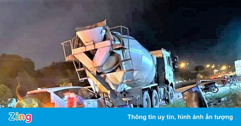 Tài xế xe bồn bị xe du lịch tông tử vong Tài xế xe bồn bị xe du lịch tông tử vong