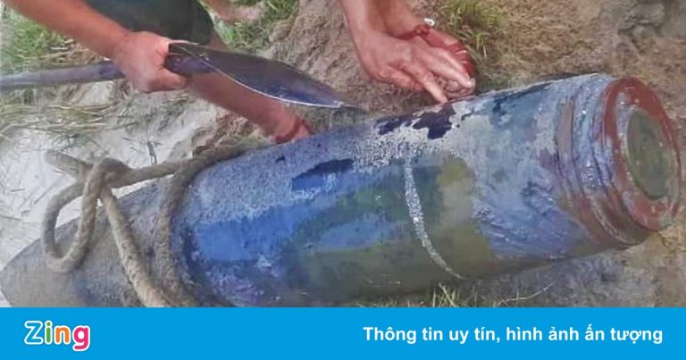 Quả bom nặng hơn 300 kg dưới ruộng