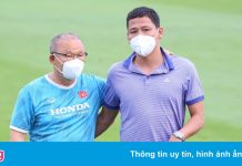 Anh Đức đến thăm thầy Park và các tuyển thủ Việt Nam