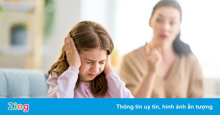 5 hành vi độc hại của cha mẹ khiến trẻ tự ti