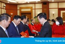 28 ủy viên Trung ương khóa XII nhận quyết định nghỉ hưu