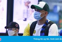 Thủ môn Văn Cường chờ gặp HLV Park ở sân bay Tân Sơn Nhất