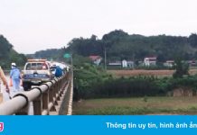 Ôtô rơi xuống sông sau khi tông gãy hộ lan cầu