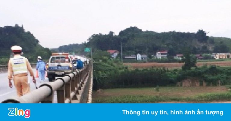 Ôtô rơi xuống sông sau khi tông gãy hộ lan cầu