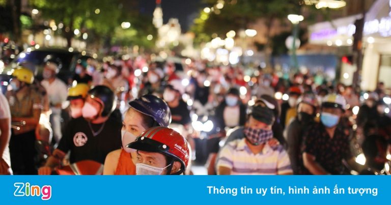 Trung tâm TP.HCM ùn tắc trong đêm