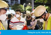 Nhiều người bị CSGT lập biên bản ở phố đi bộ Nguyễn Huệ