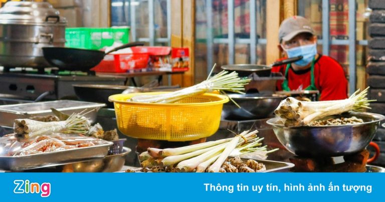 Quán bar ở phố Tây Bùi Viện thành hàng ốc, cơm tấm