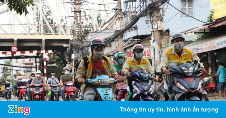 Triều cường đạt đỉnh, nhiều nơi ở TP.HCM ngập sâu