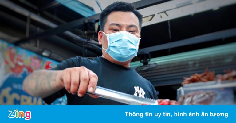 Quán ăn ở TP.HCM giảm món, hạ giá vì thiếu nhân viên