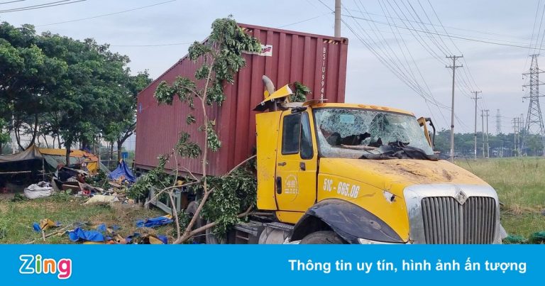 Chồng chết, vợ bị thương khi xe container tông vào quán nước