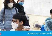 Trẻ được tiêm vaccine, phụ huynh mong con sớm được đến trường