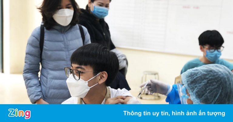 Trẻ được tiêm vaccine, phụ huynh mong con sớm được đến trường