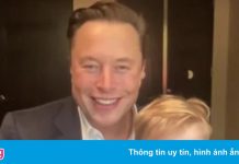 Tỷ phú Elon Musk vừa bế con vừa họp online