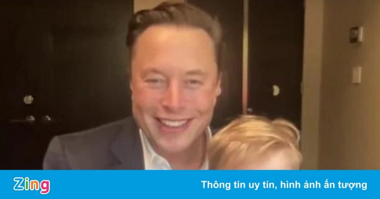 Tỷ phú Elon Musk vừa bế con vừa họp online