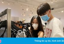 Những chàng trai hộ tống mẹ, bạn gái đi săn sale ngày Black Friday