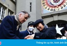 Chủ tịch nước Nguyễn Xuân Phúc thăm phố cổ Bern của Thụy Sĩ