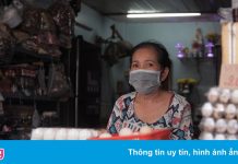 Những người phụ nữ gồng gánh gia đình qua từng ngày bình thường mới