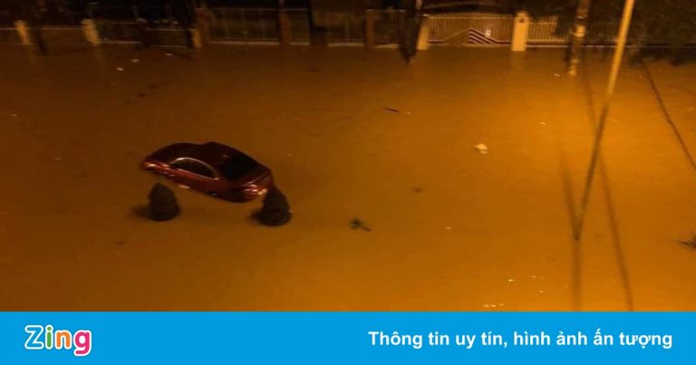 Lũ về nhanh, nhiều người ở Nha Trang trở tay không kịp