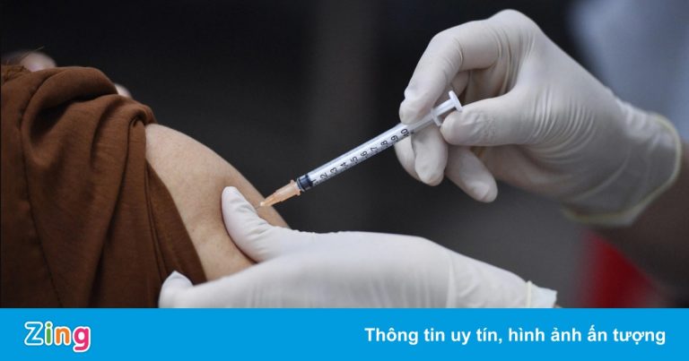 Hà Nội tạm dừng tiêm 2 lô vaccine Pfizer gia hạn