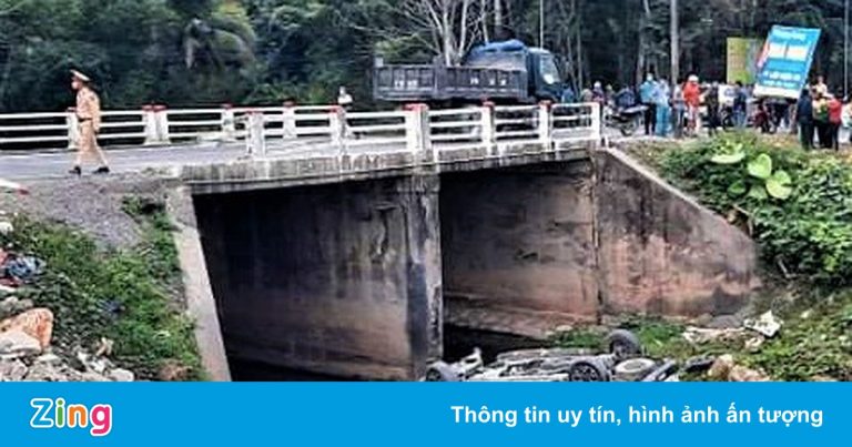 Ôtô bán tải lật ngửa dưới cầu, 2 cán bộ thuế tử vong