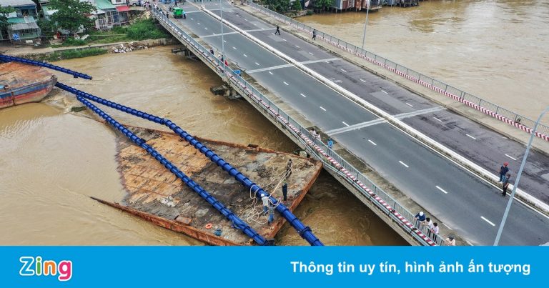 Nước lũ cuốn trôi sà lan, uy hiếp an toàn cầu Hà Ra Nước lũ cuốn trôi sà lan, uy hiếp an toàn cầu Hà Ra
