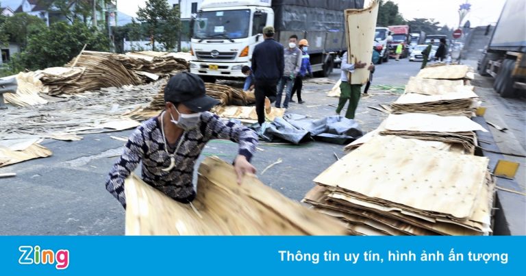 Xe chở gỗ bóc tông dải phân cách, quốc lộ 1 ùn tắc 3 km