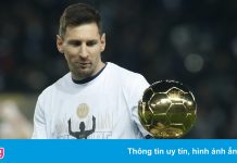 Messi ăn mừng Quả bóng vàng thứ 7 tại Parc des Princes