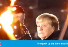 Bà Merkel rời nhiệm sở trong ánh đuốc của đại quân lễ