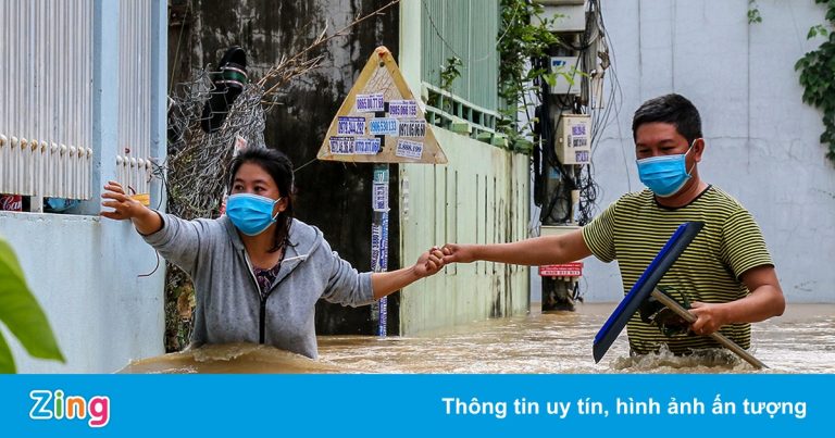 Nước lũ dâng ngập giường ngủ người dân Nha Trang