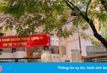 Một học sinh đến lớp, trường vẫn dạy học bình thường