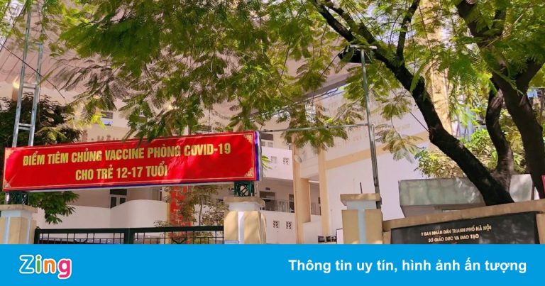 Một học sinh đến lớp, trường vẫn dạy học bình thường