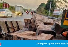 Ôtô đầu kéo làm rơi bê tông xuống đường, một người tử vong