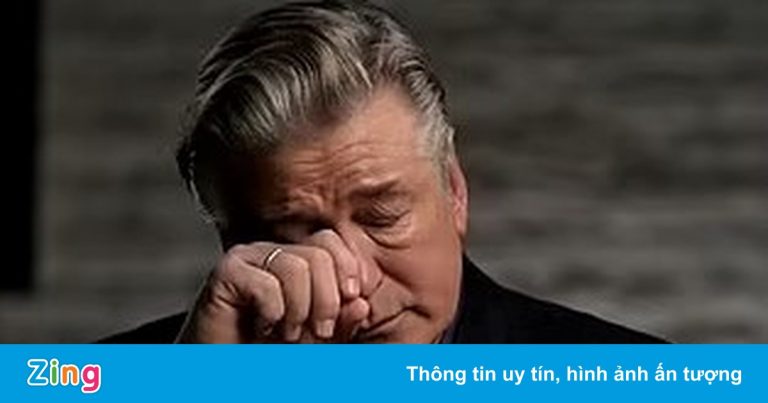 Alec Baldwin bật khóc khi nói về vụ nổ súng chết người