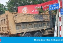 Xe tải húc đổ tường trường học ở Hà Nội