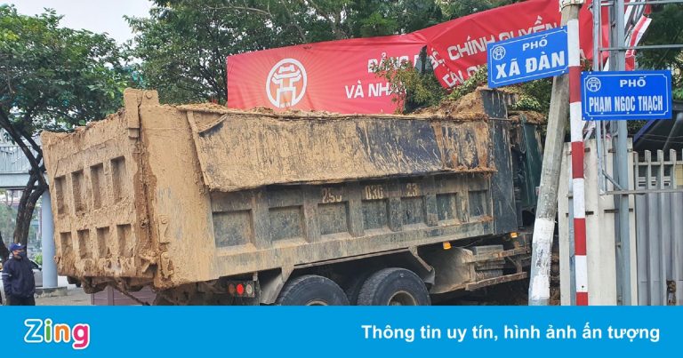 Xe tải húc đổ tường trường học ở Hà Nội