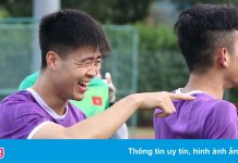 Tuyển Việt Nam cười đùa thoải mái sau trận thắng Lào