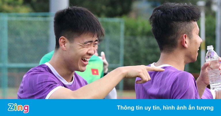 Tuyển Việt Nam cười đùa thoải mái sau trận thắng Lào