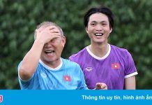 HLV Park bị ‘hầm nhừ’ khi đá bóng ma với học trò