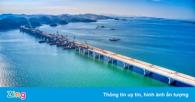 Cây cầu vượt biển dài 1.500 m vừa hợp long ở Quảng Ninh