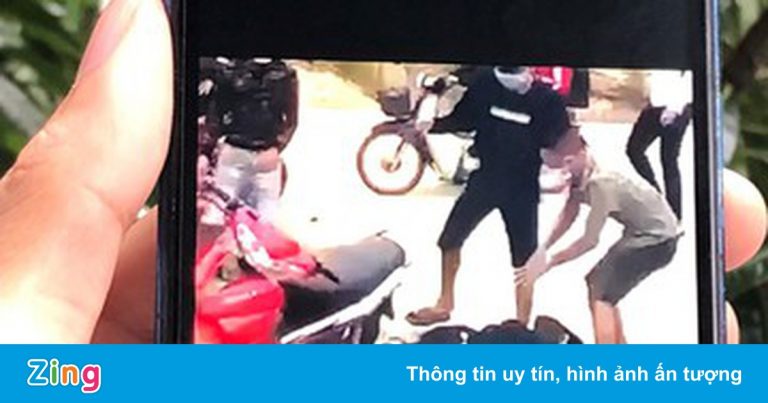 Nam sinh lớp 10 bị vây đánh bằng hung khí Nam sinh lớp 10 bị vây đánh bằng hung khí