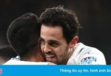 Man City chiếm ngôi đầu Premier League