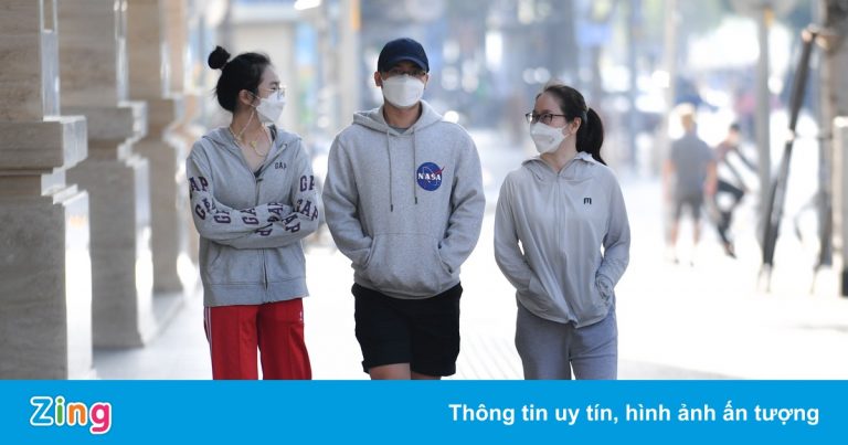 Người dân TP.HCM đi dạo, ngồi uống cà phê trong tiết trời se lạnh