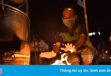 Người TP.HCM đốt lửa sưởi ấm trong cái lạnh 19 độ C