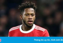Fred đốn ngã De Gea khiến MU chịu bàn thua