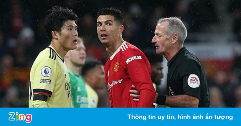 CĐV Man United giấu bóng khi Arsenal ép sân