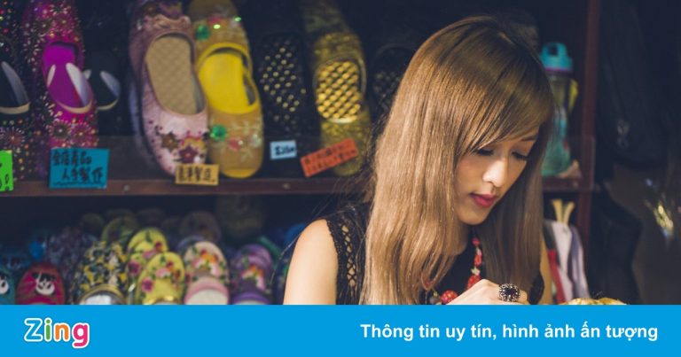 Người giữ nét truyền thống cho giày thêu tay